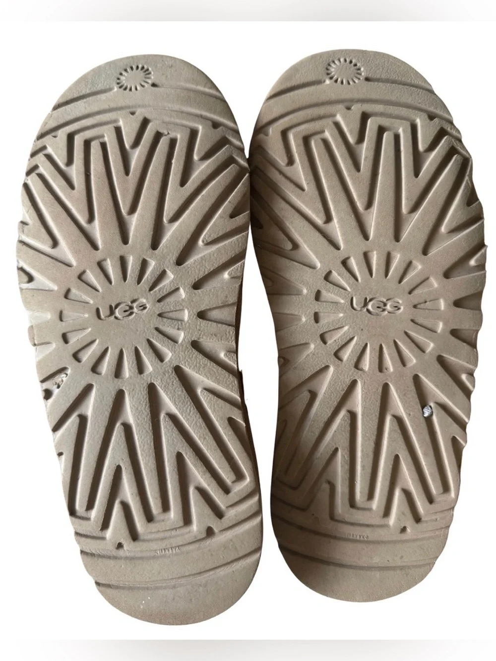 UGG button side
